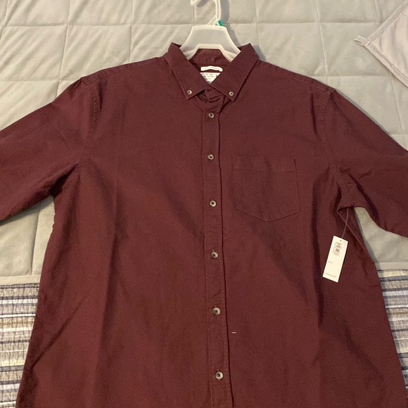 Burgundy colored dress shirt, slim fit, thick material, six Large men. - Picture 1 of 4
